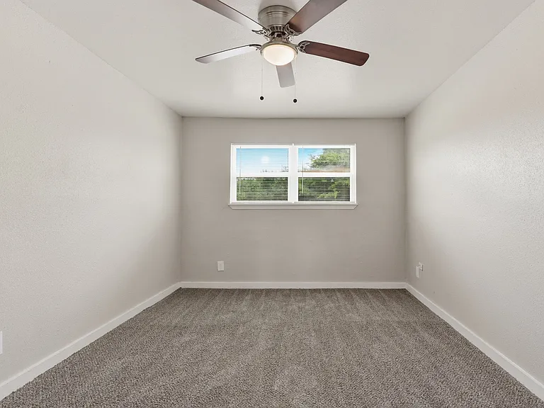 Henderson Grove Apartments — Photo 22