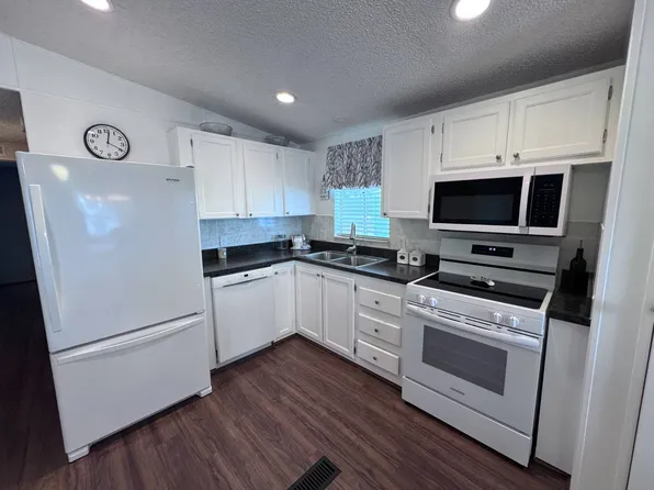 395 Camellia Dr, Fruitland Park, FL 34731