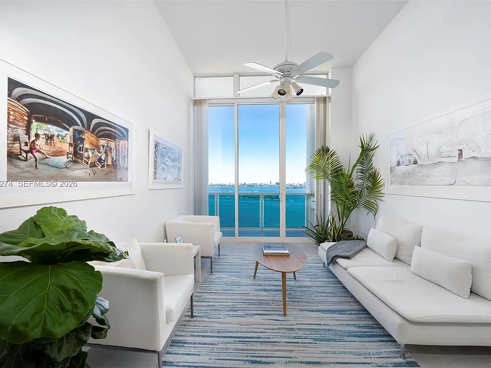 725 NE 22nd St #Penthouse 2C