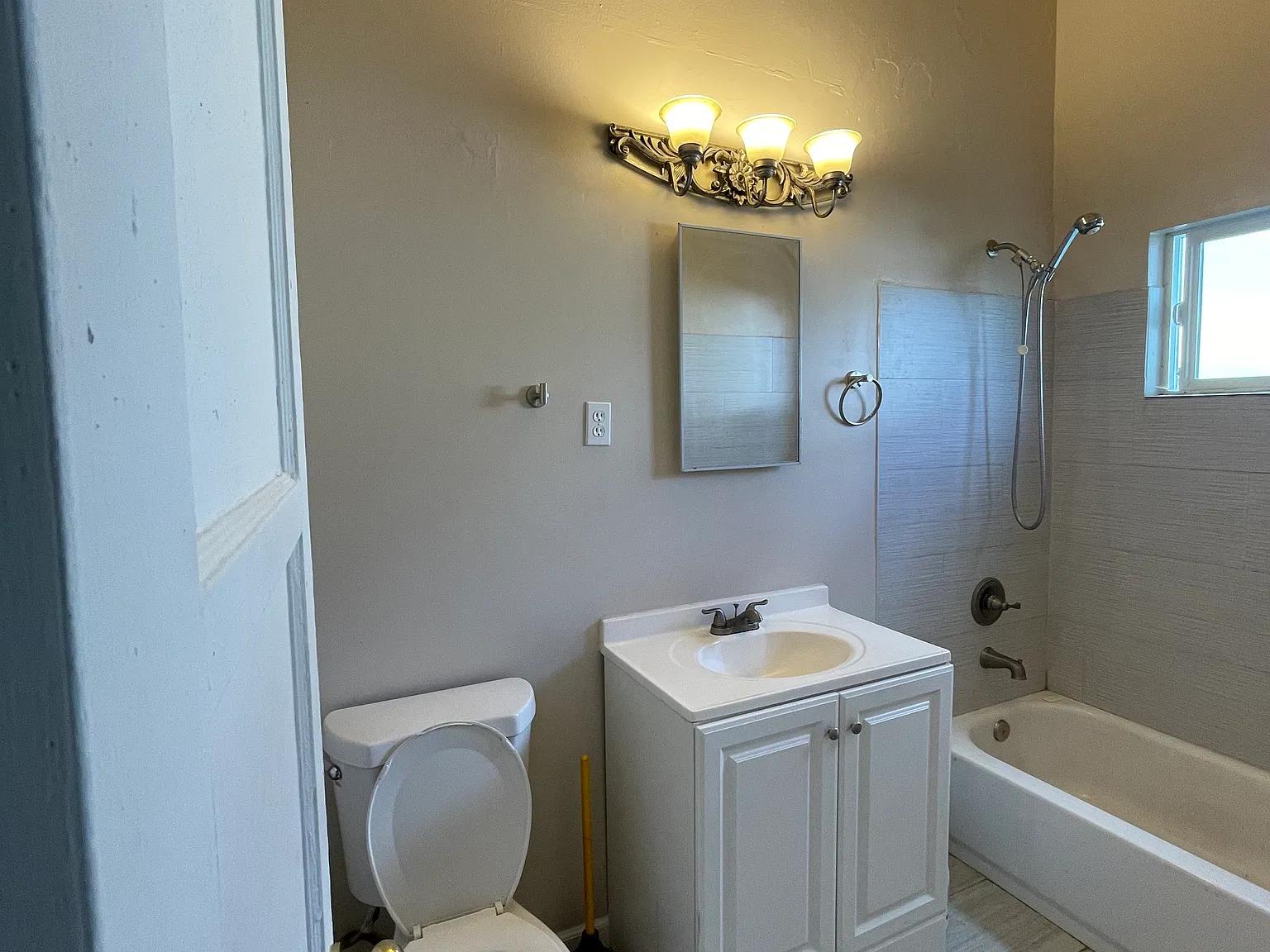 2 bed, 730 sqft, $2,400 — Photo 3