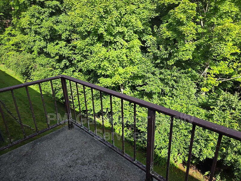 2 bed, 1.5 bath, 942 sqft, $1,300 — Photo 4