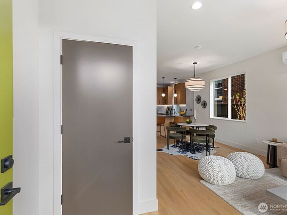 4th image of 3204 33rd Avenue S