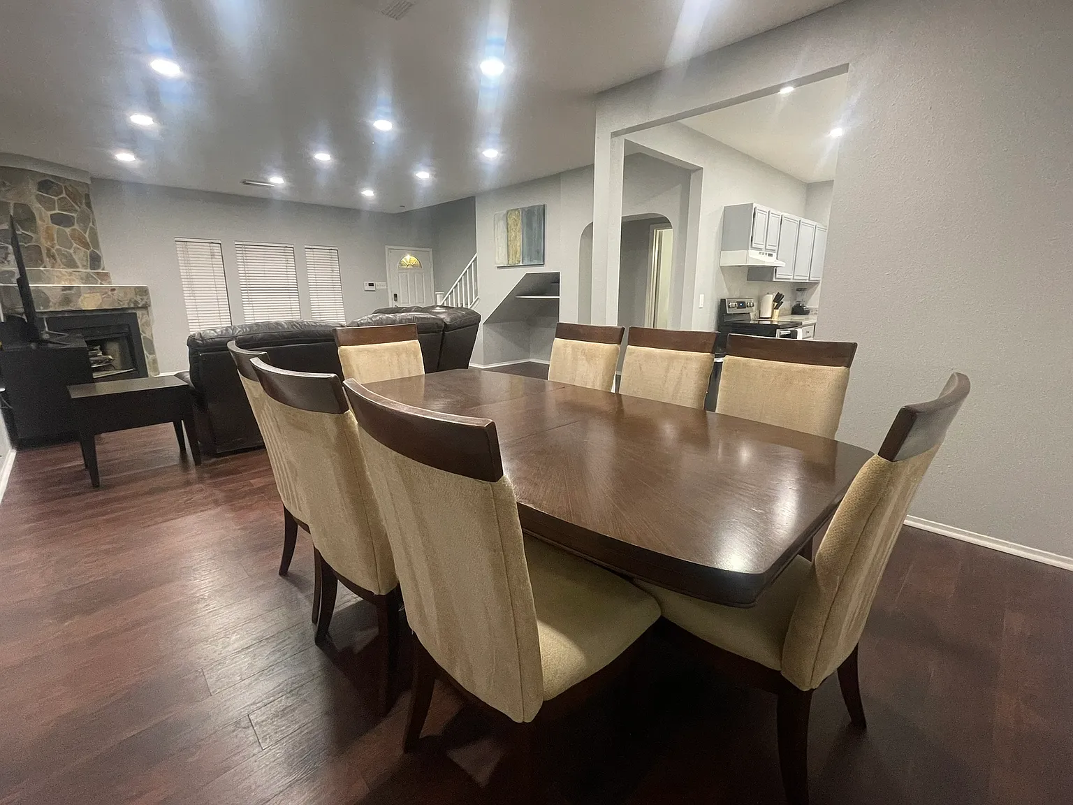 4 bed, 2.5 bath, 2380 sqft, $4,400 — Photo 2