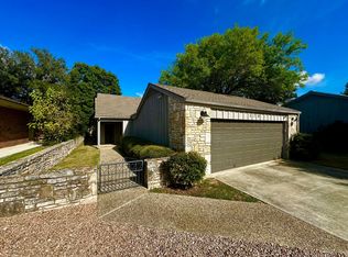 370 Englewood Dr, Kerrville, TX 78028