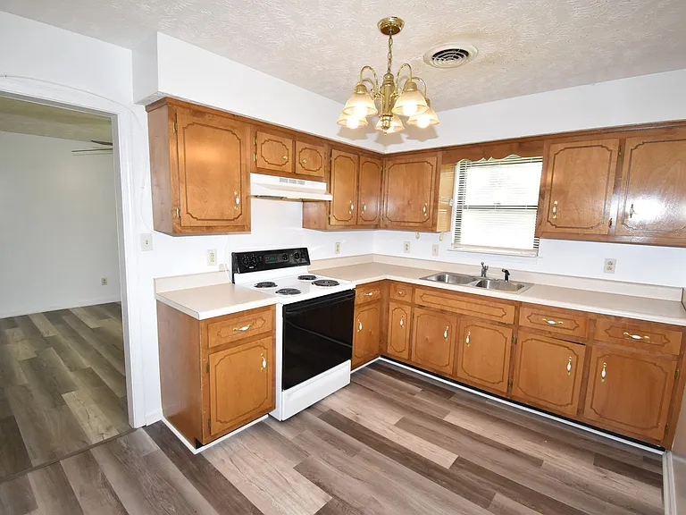 947 Charlotte St — Photo 4