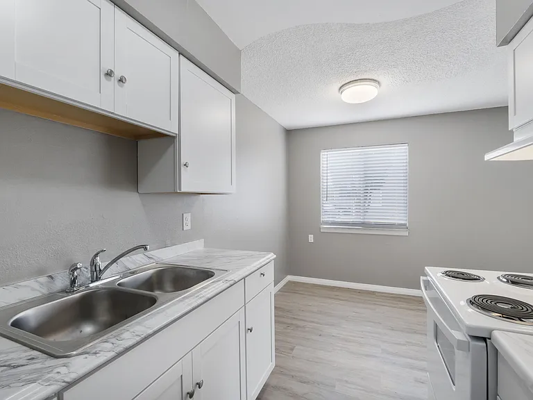 South Pacific Apartments — Photo 43