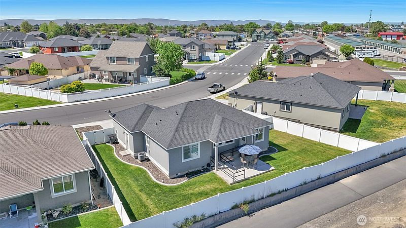 4th image of 1645 E Madera Street