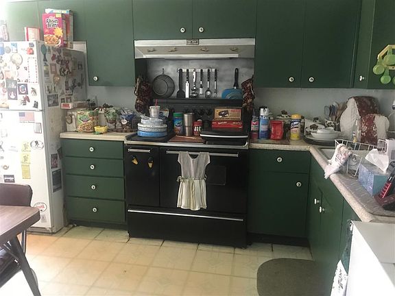 4th image of 2700 Emerald Dr