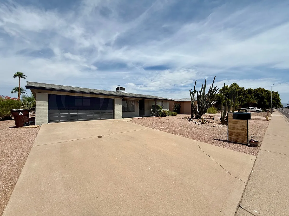 2 bed, 1.0 bath, 924 sqft, $1,600 — Photo 2