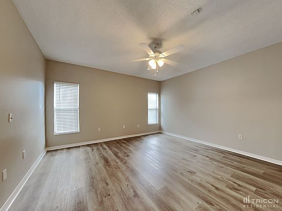 3rd image of 974 Cambridge Ct