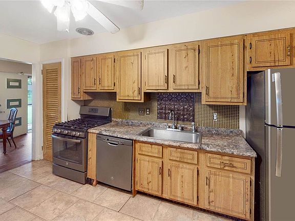 5th image of 2829 Westlawn St
