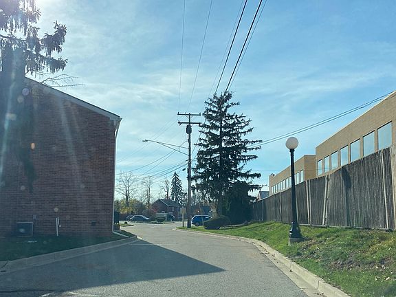 4th image of 32718 Grand River Ave