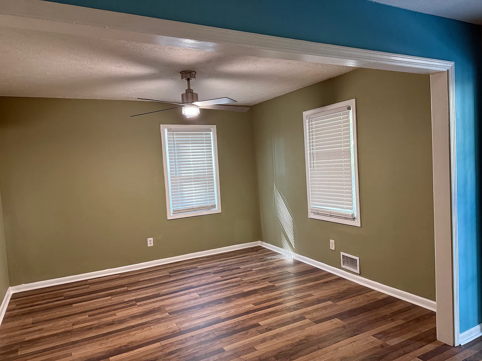 3 bed, 1100 sqft, $2,150 — Photo 3