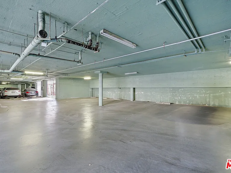 1037 N Vista St #206 — Photo 2