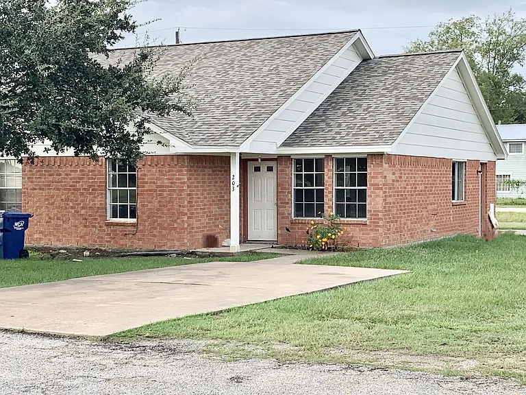 203 Hunters Ln — Photo 1