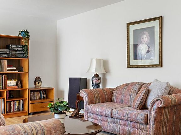 5th image of 3530 Cambie St #303