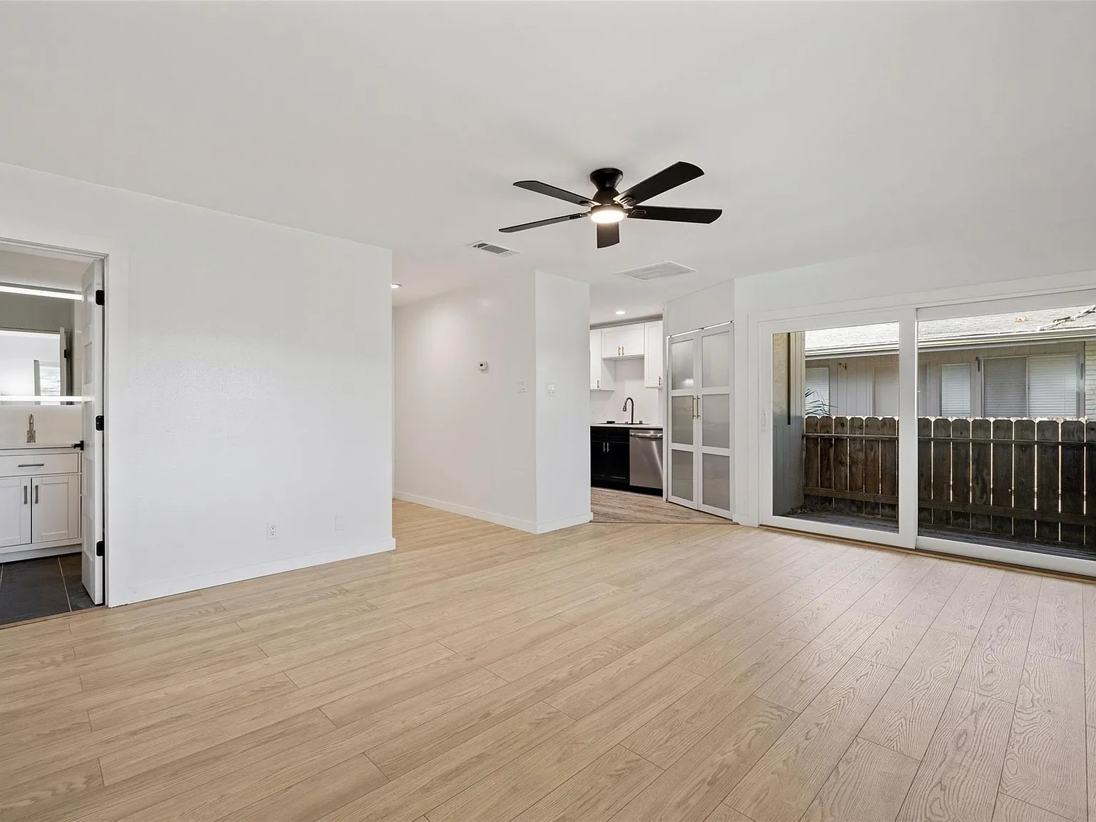 2 bed, 2.0 bath, 880 sqft, $1,575 — Photo 4