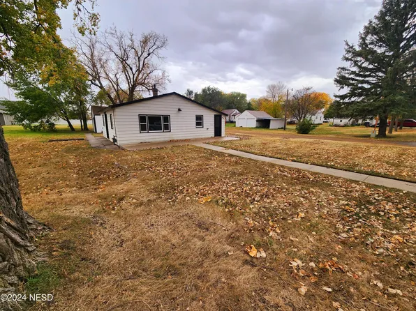 206 7th Ave SW, Watertown, SD 57201