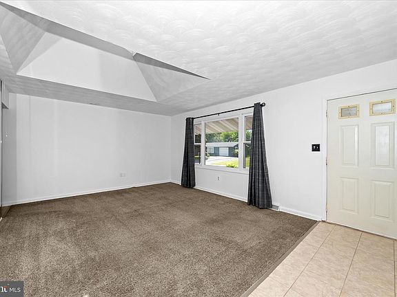 4th image of 376 Valley Dr