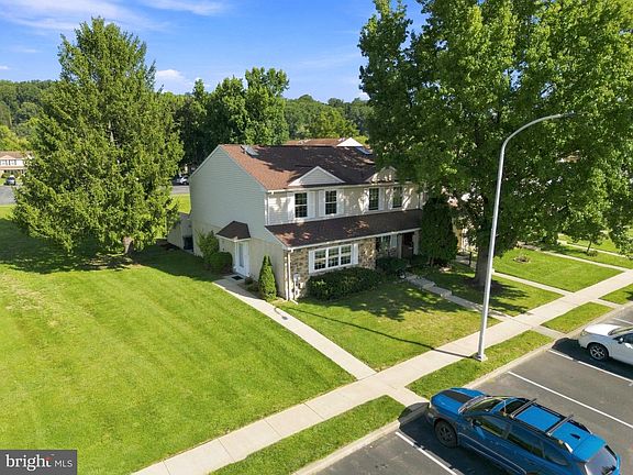 3rd image of 736 Springfield Ct