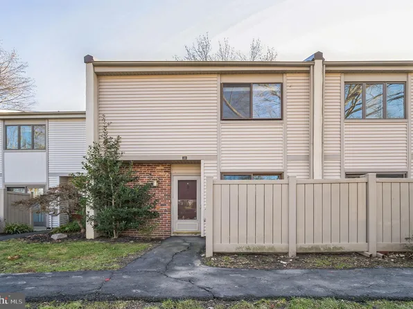 22 Twin Brooks Dr, Willow Grove, PA 19090