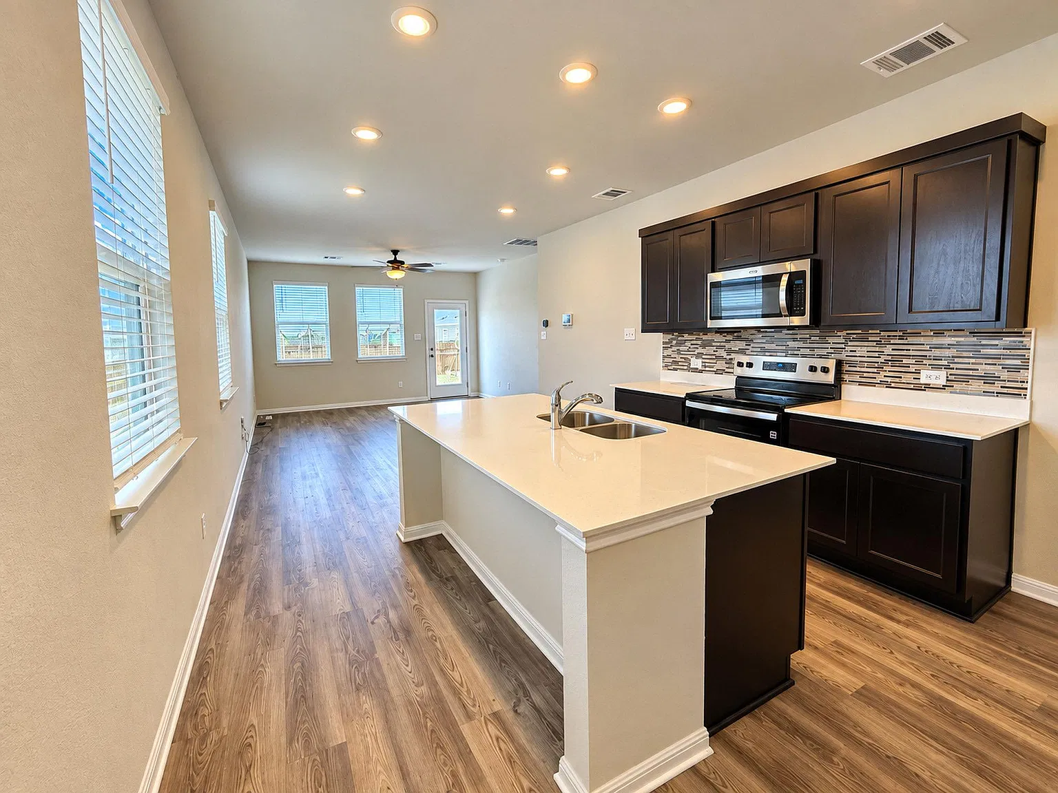 3 bed, 2.0 bath, 1299 sqft, $1,695 — Photo 3