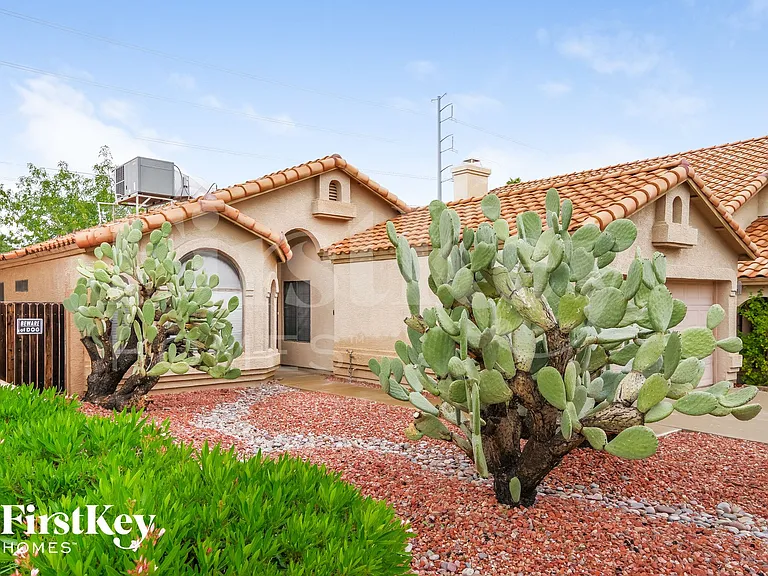 1622 E Villa Theresa Dr — Photo 2