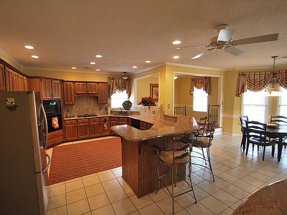 5th image of 8093 Meadow Glen Dr