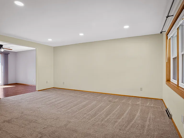 4304 Paradise Dr — Photo 3