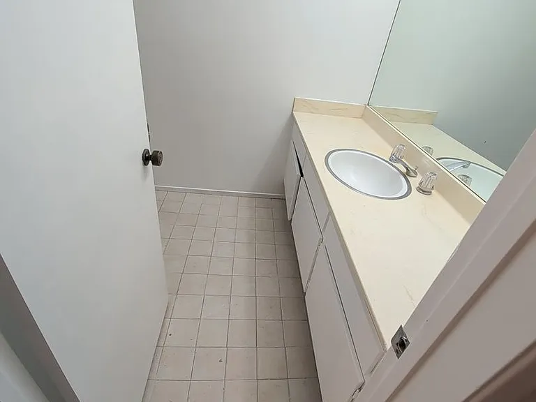 415 Montana Ave — Photo 11