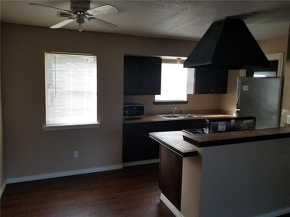 4th image of 2623 Emerald Dr