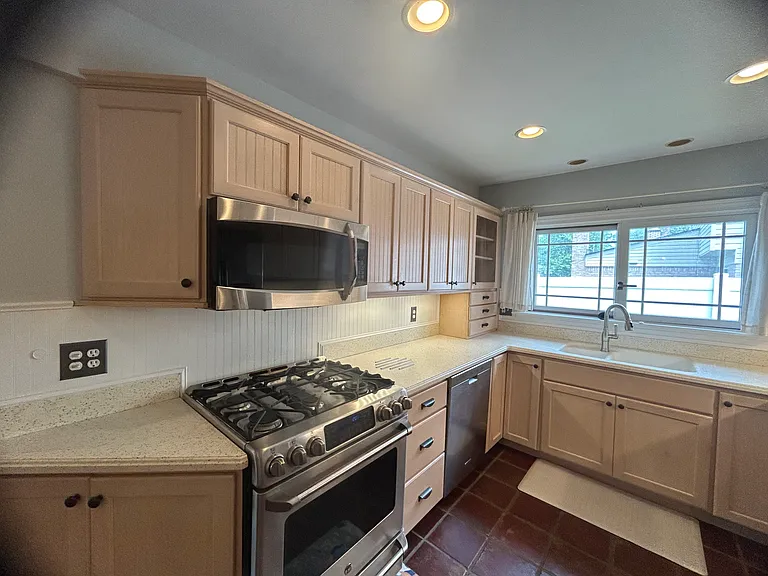 5045 Abington Dr — Photo 8