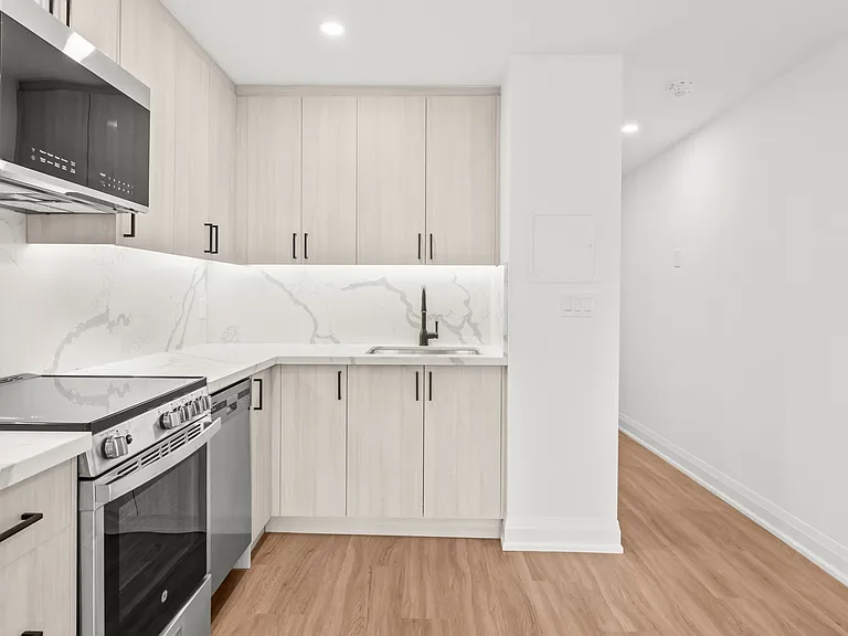 44 Charles St W — Photo 23