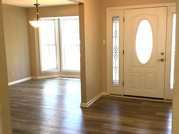 4th image of 205 Country Club Cir