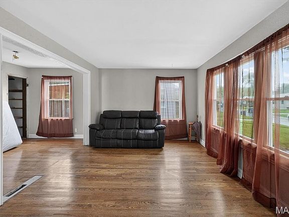 3rd image of 9816 Meadow View Dr