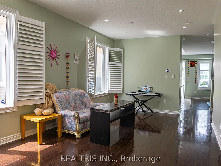 7 Mantle Ave — Photo 6