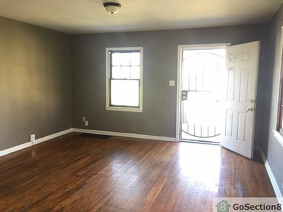 3rd image of 3605 N Lasalle St