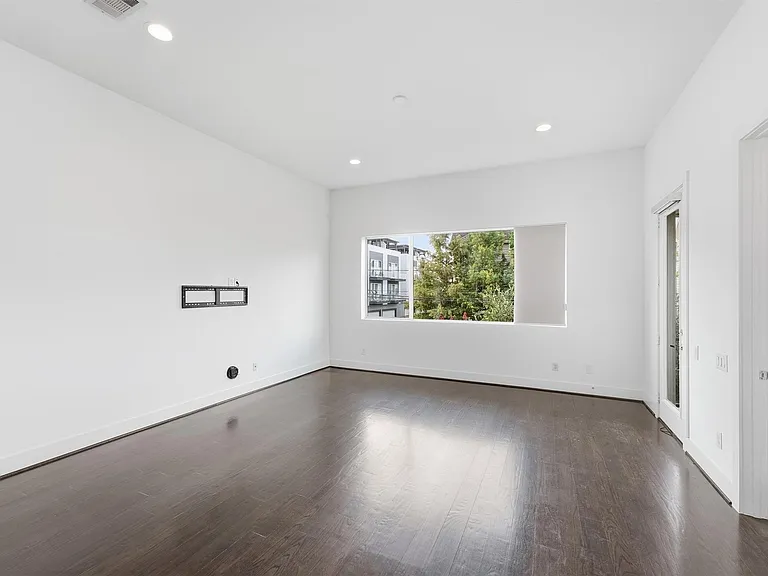 1155 W 17th St — Photo 7