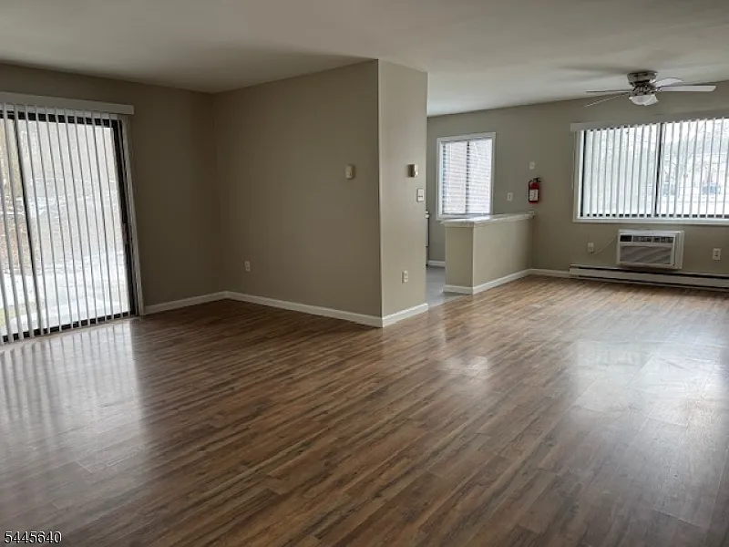 2 bed, 1.0 bath, 1040 sqft, $2,100 — Photo 1