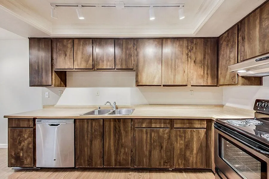 3 Bed 2.5 Bath townhome with Warm Springs Schools! — Photo 1