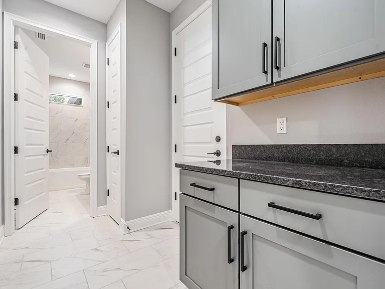 3912 S Church Ave — Photo 26