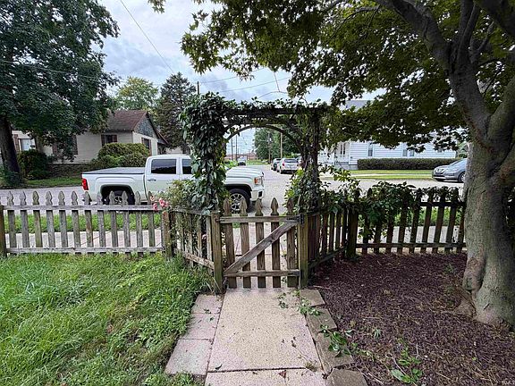 4th image of 1128 Cummings St