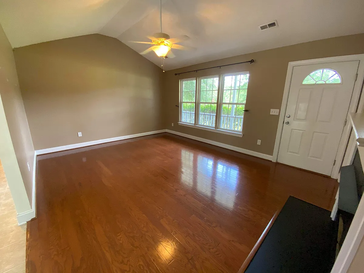 Building Photo - 4901 Robinwood Dr NE