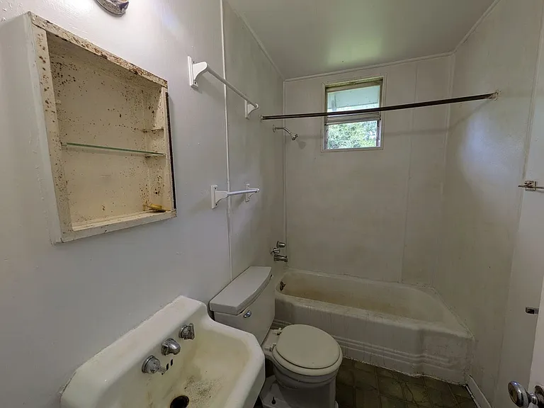 980-982 Oakland Street — Photo 6