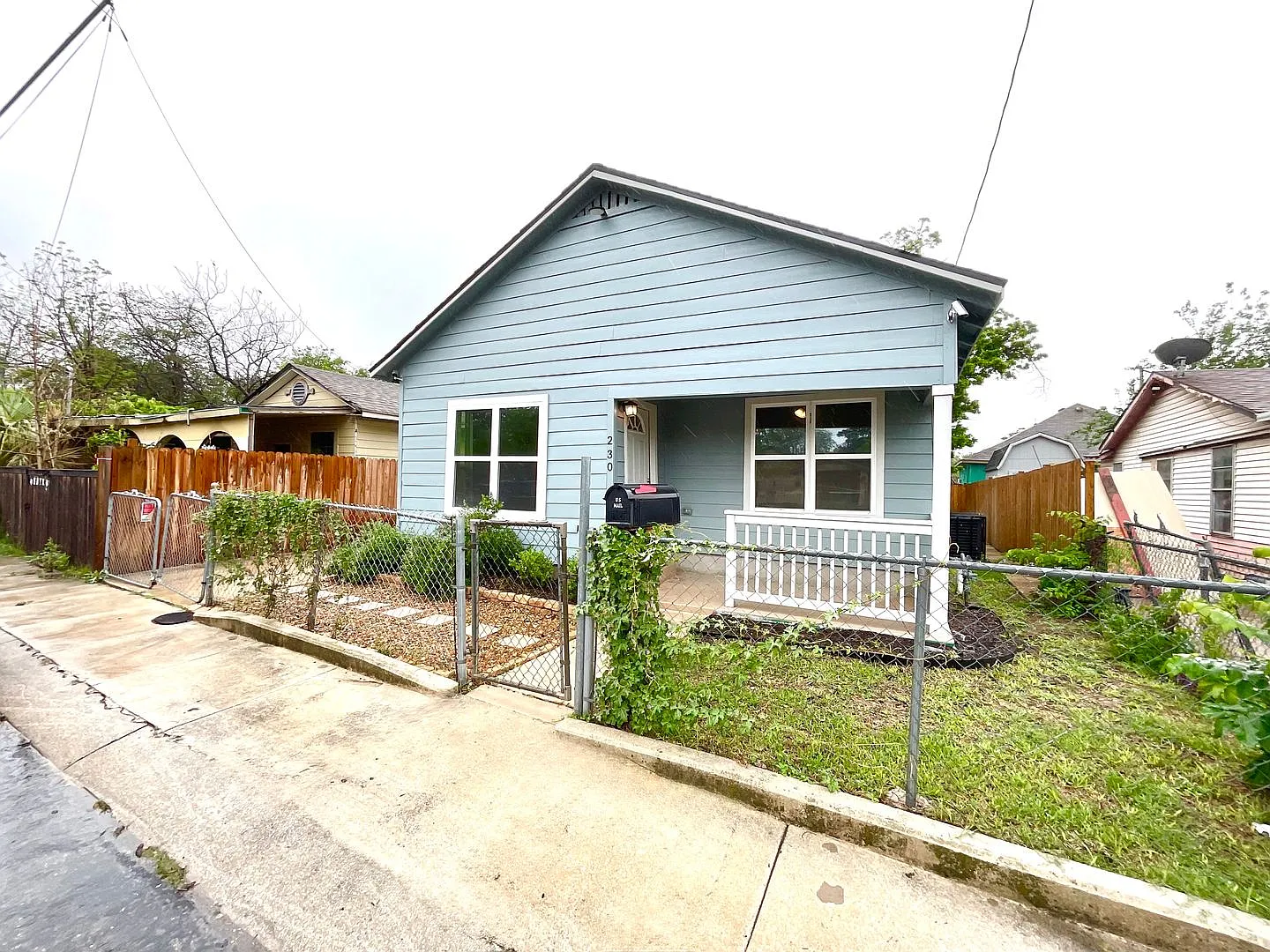 **Application Received** Move-In Ready 3bd/2ba Laminate Floors, Fenced Yard & Prime Location! Acc... — Photo 3