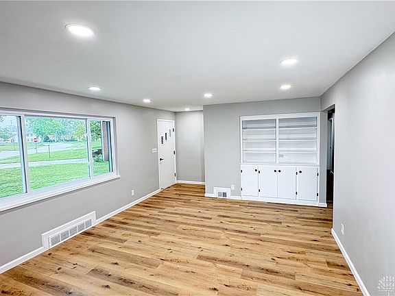 4th image of 1132 Cloverfield Ave