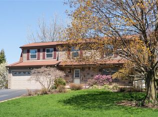 96 Beacon Hills Dr N, Penfield, NY 14526
