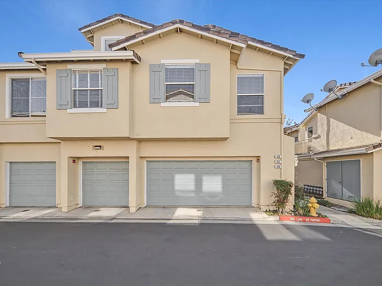 558 Manhattan Pl — Photo 3