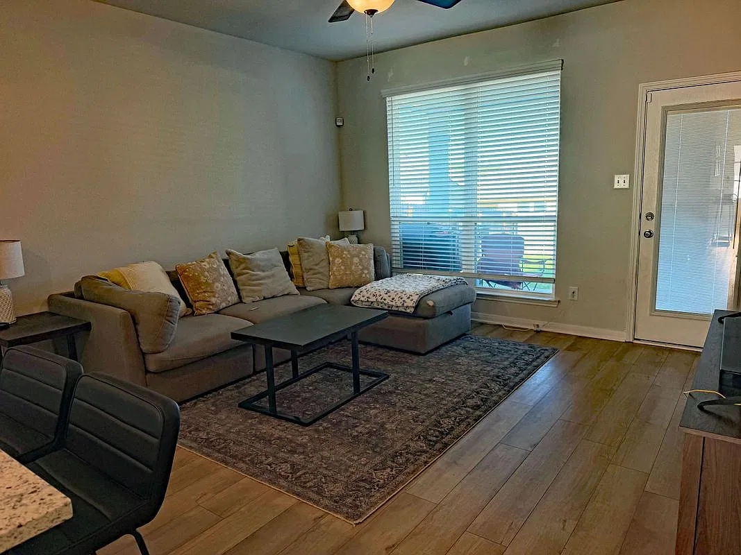 3 bed, 2.0 bath, 1354 sqft, $1,625 — Photo 4
