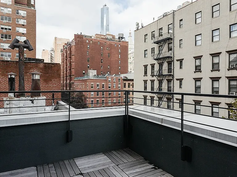 206 E 20th St #PENTHOUSE — Photo 32